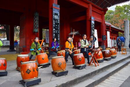 増上寺三解脱門前でのパフォーマンス