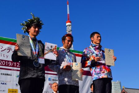 ハーフ陸連登録(男子)表彰式(写真左から優勝した飯野汰一、2位の加藤亮一、3位の阿部哲也)