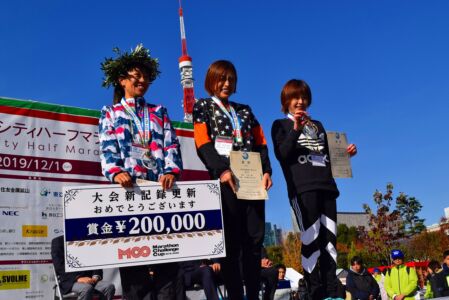 ハーフ陸連登録(女子)表彰式(写真左から優勝した兼重志帆、2位の森川千明、3位の森野麻美)