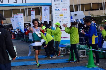 東京タワーのゴール地点に最初に到着した飯野汰一