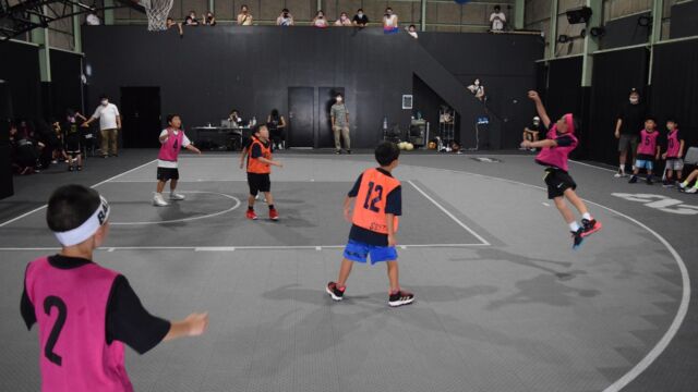 小学1,2年生の【U-8】でバスケットボールを楽しむ子どもたち