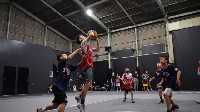 「TUBC SUMMER CUP」でバスケットボールを楽しむ子どもたち(U-12男子カテゴリー)